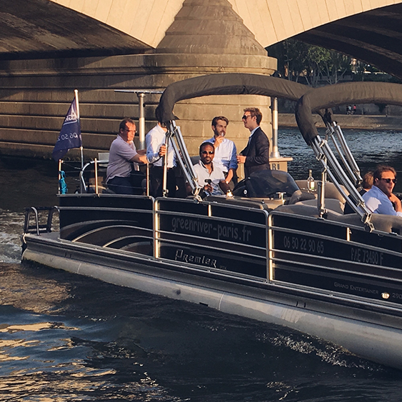 location bateau pour anniversaire Intimiste Bateau Mon Paris location bateau pour anniversaire