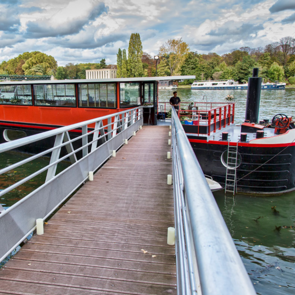 bateau a quai pour receptions événementielles