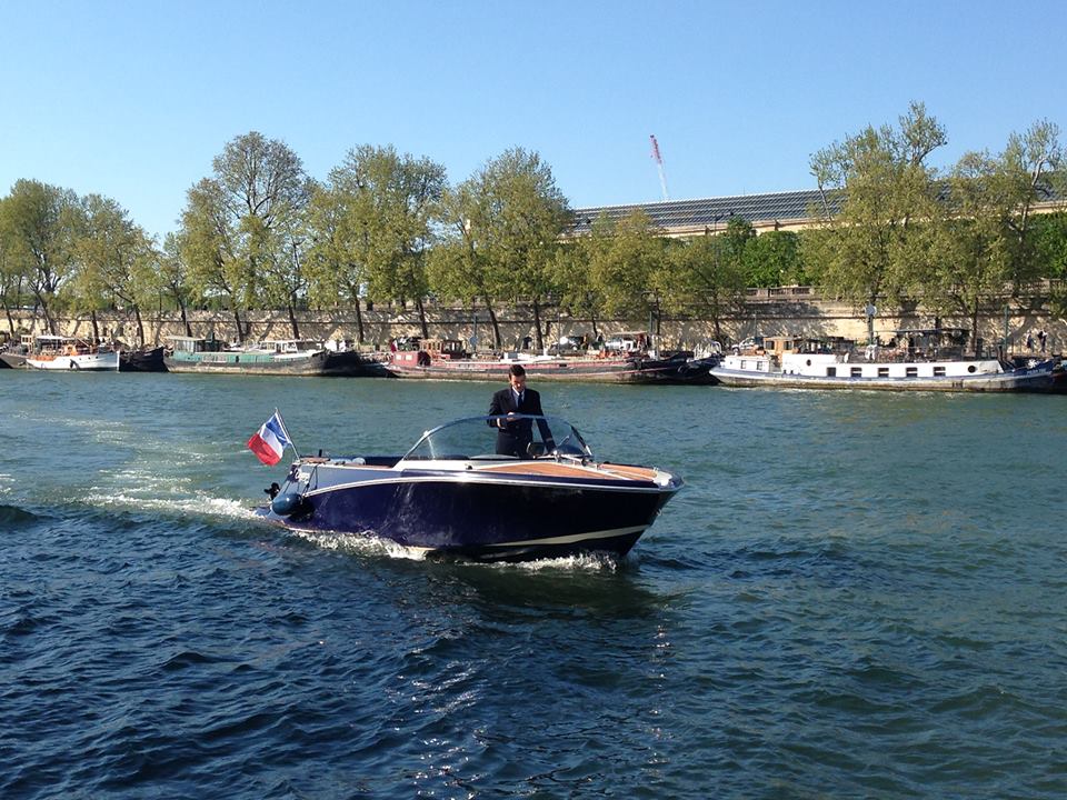 Demande en mariage sur la Seine sur un bateau