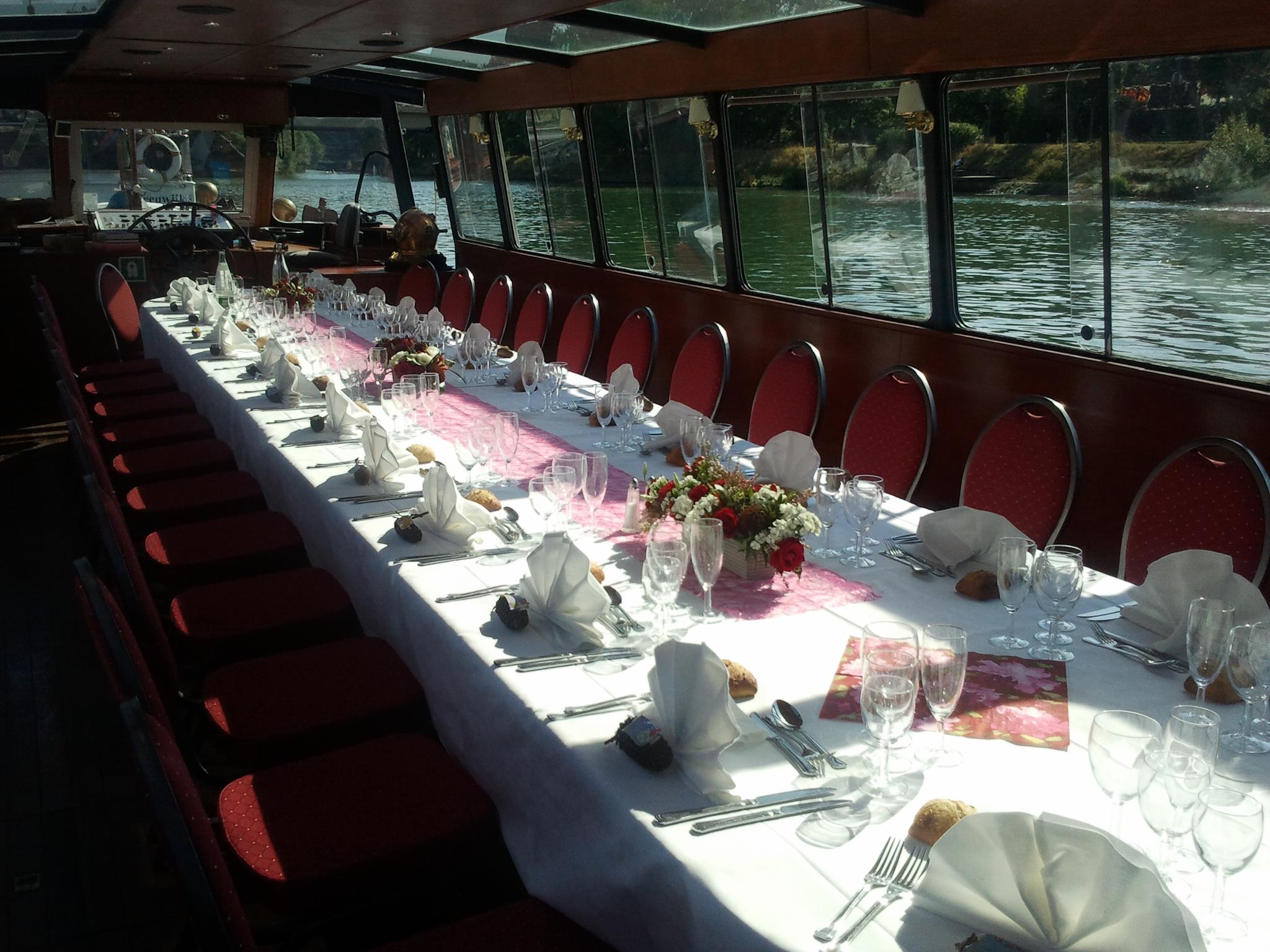 diner déjeuner sur la seine chaises rouges