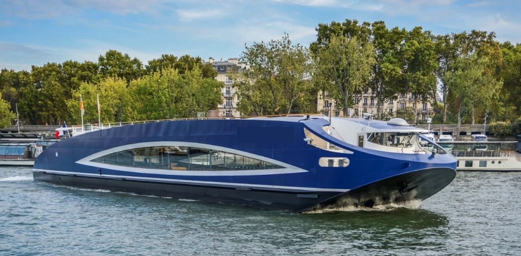 grand bateau bleu