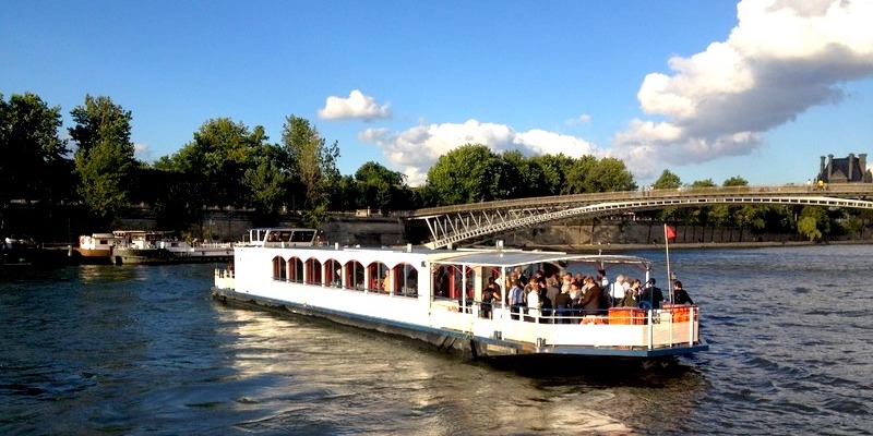 bateau sur la seine