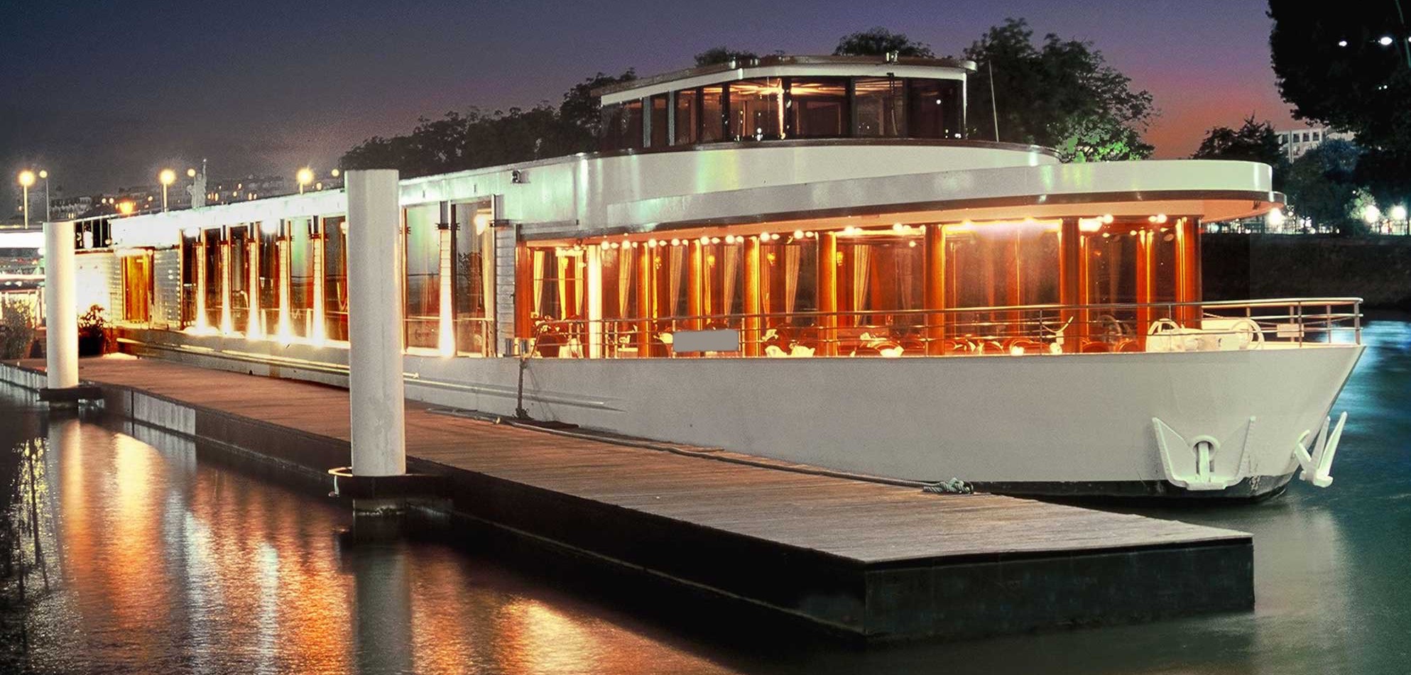 bateau sur la seine nuit