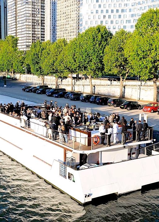 bateau sur la seine