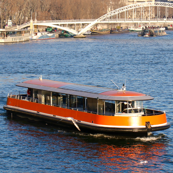 bateau sur la seine