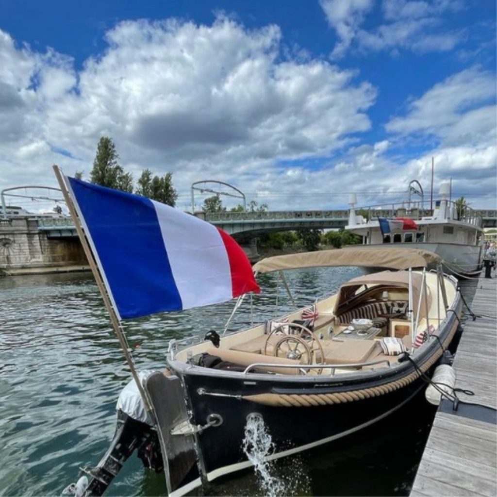 Vedette italienne croisière seine