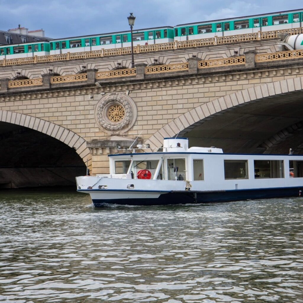 Vedette authentique sur la Seine