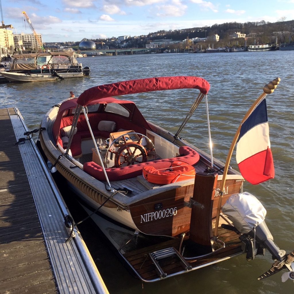 bateau seine drapeau