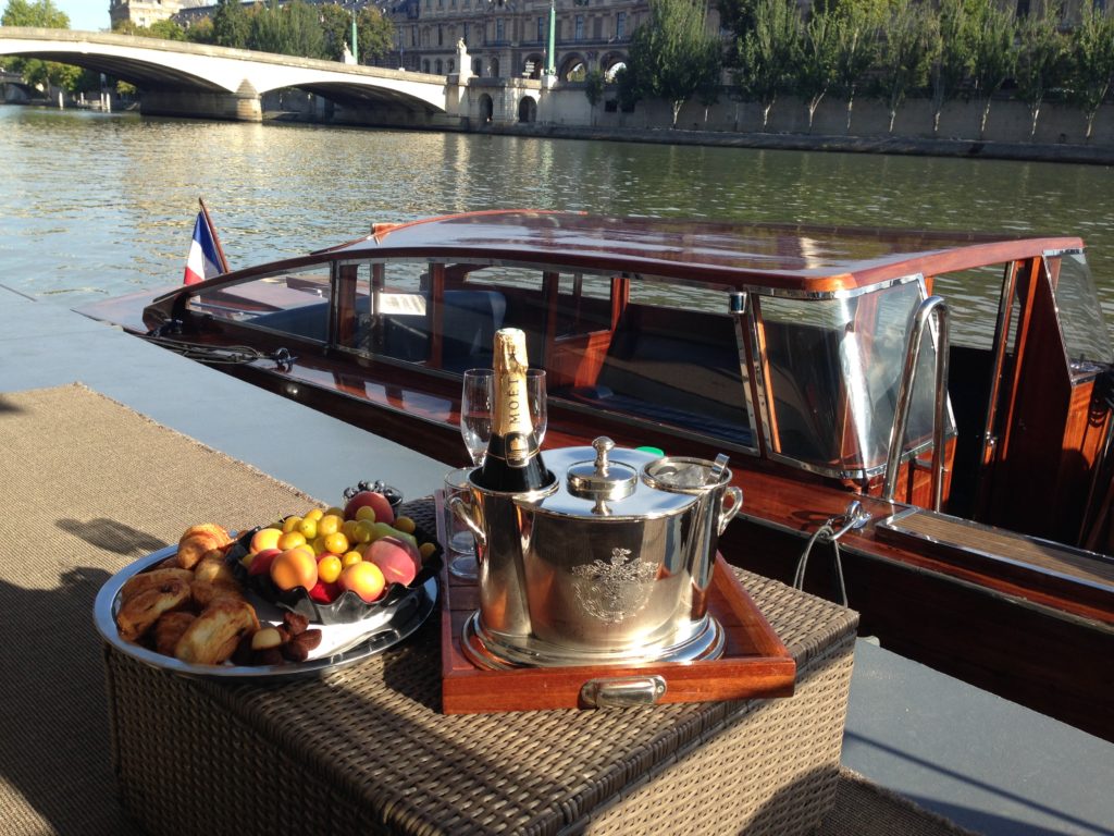 EVJF Bateau Paris-Apéritif flottant-Enterrement de vie de jeune fille-enterrement de vie de jeune garçon