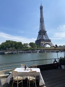 Une table dans Paris