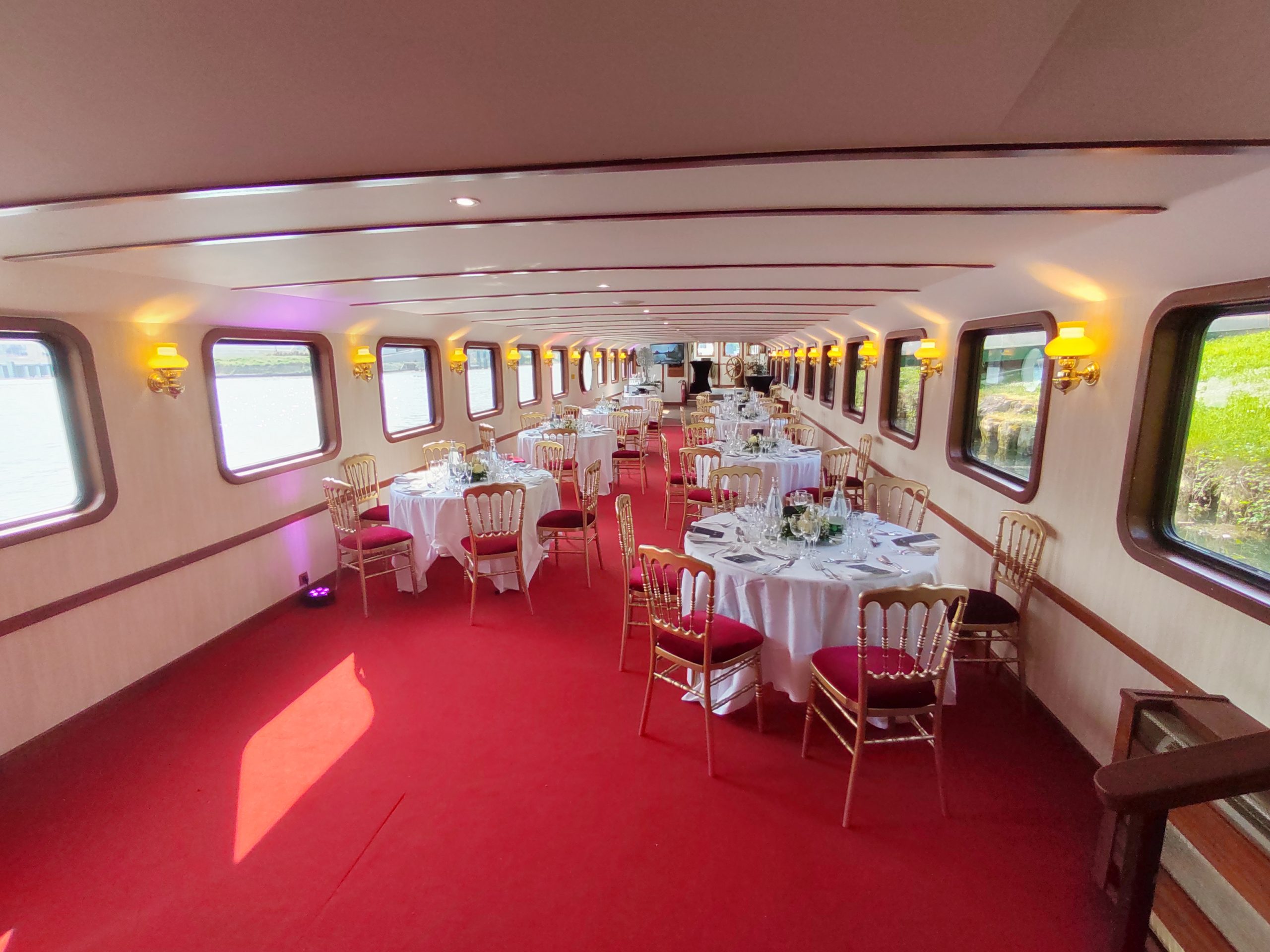 diner sur la seine sur bateau ancien