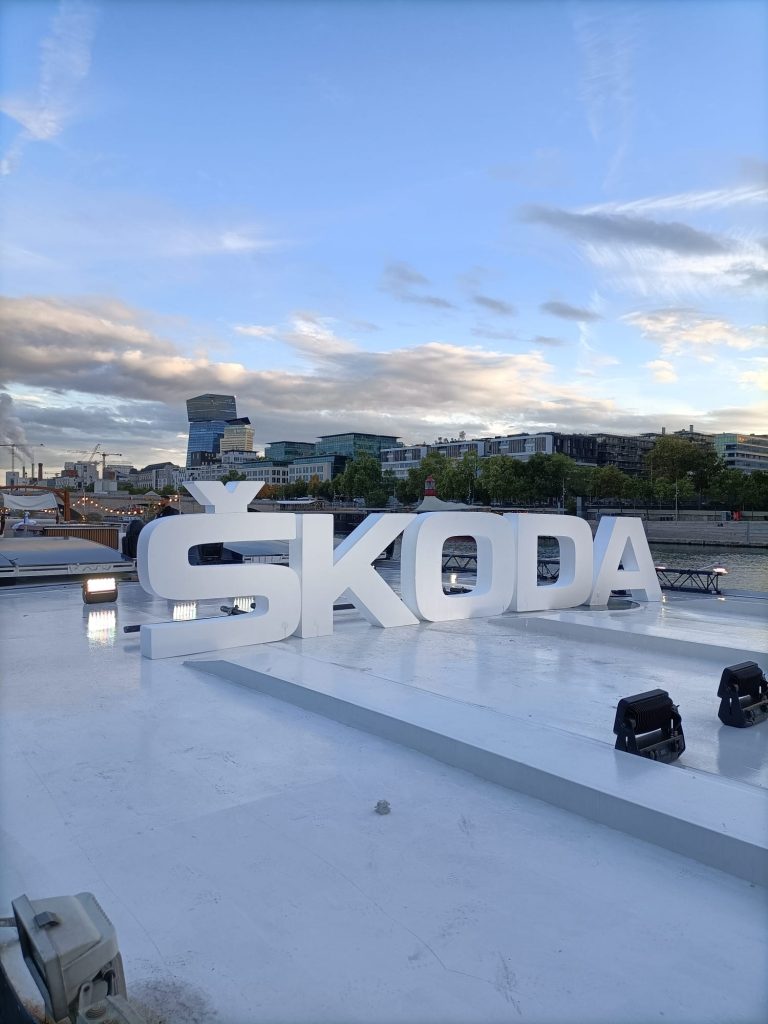 Skoda sur la Seine avec Bateau mon Paris