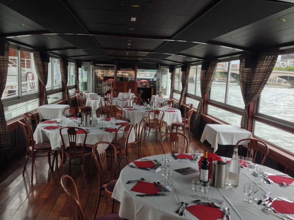 Repas d'entreprise sur la Seine sur un bateau