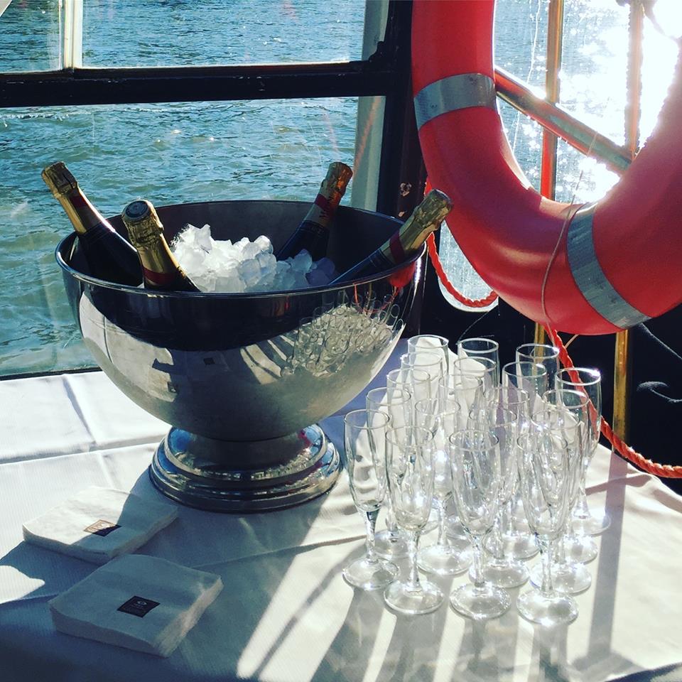 soirée en petit comité bateau mon paris seine croisière cocktail